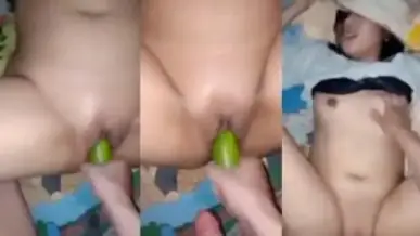 Cewek Nakal Colok Memek Pakai Timun Gede Sebelum Dientot Keras